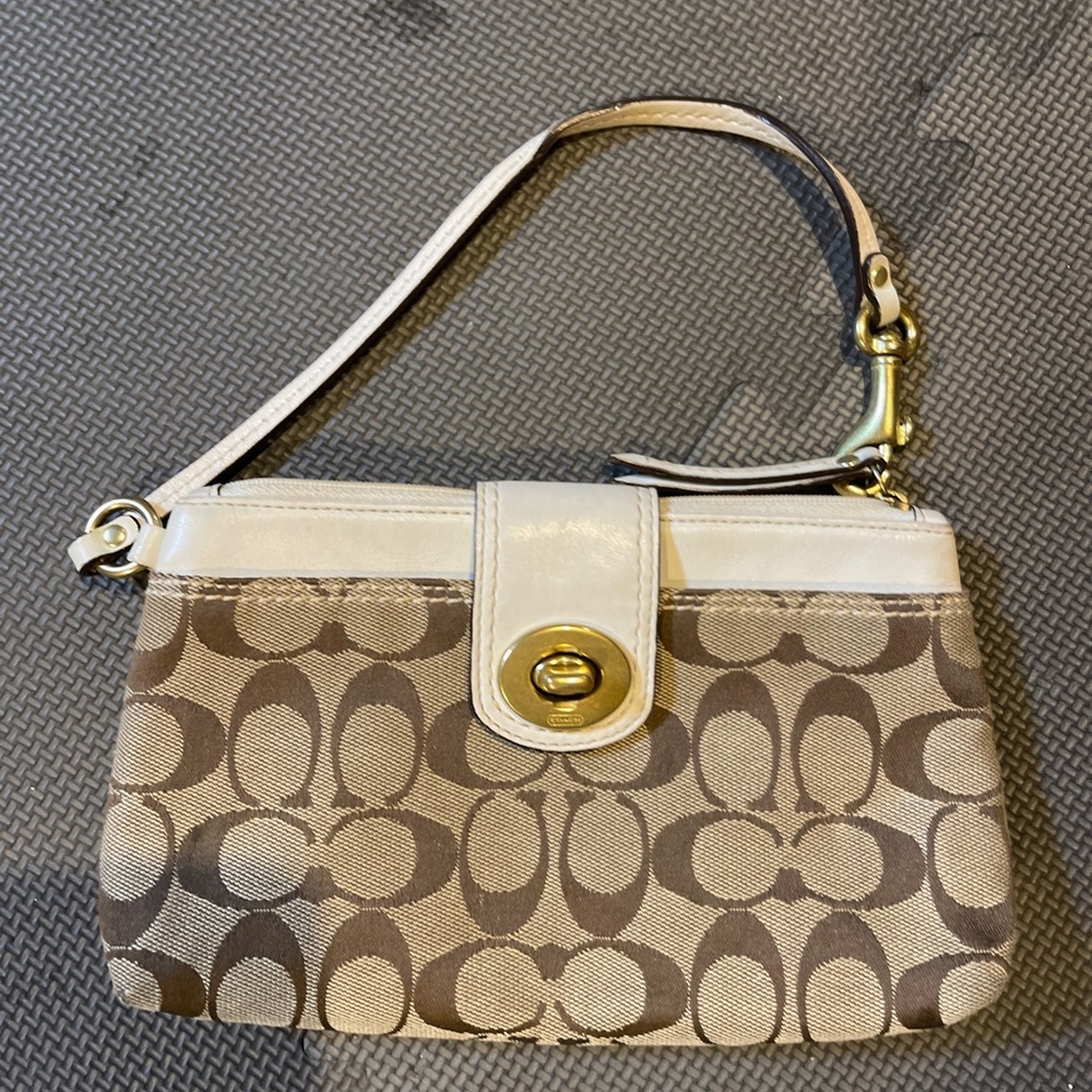 COACH WRISTLET GOOD CONDITION! Used slightly